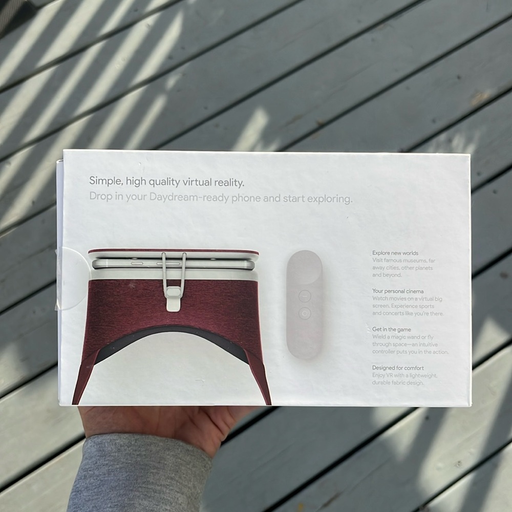DAYDREAM VIEW VR HEADSET BY GOOGLE